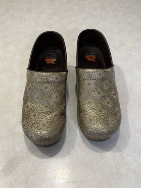 Dansko Women’s Metallic Bronze/Gold Patterned Clogs size 40